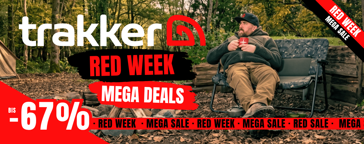 Fleece-Jacke, Khaki-Hose, Campingstuhl, Außenaufnahme, Red Week Sale