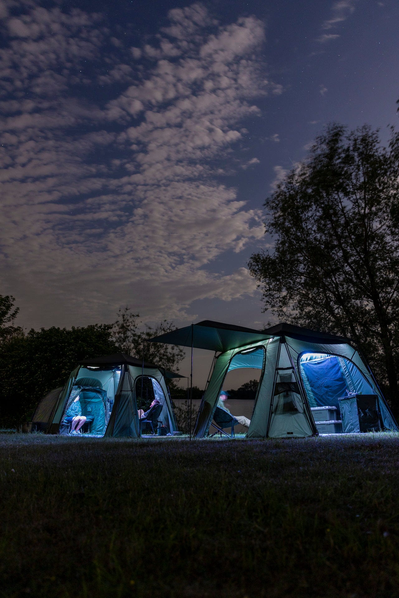 Trakker Gazebo Pro XXL Nitelife Vapour Shield: Zelt-Upgrade deluxe! – Bild 3, Camping-Zelte, Outdoor-Unterschlupf, Nächte Camping, Beleuchtung, Camping-Szene