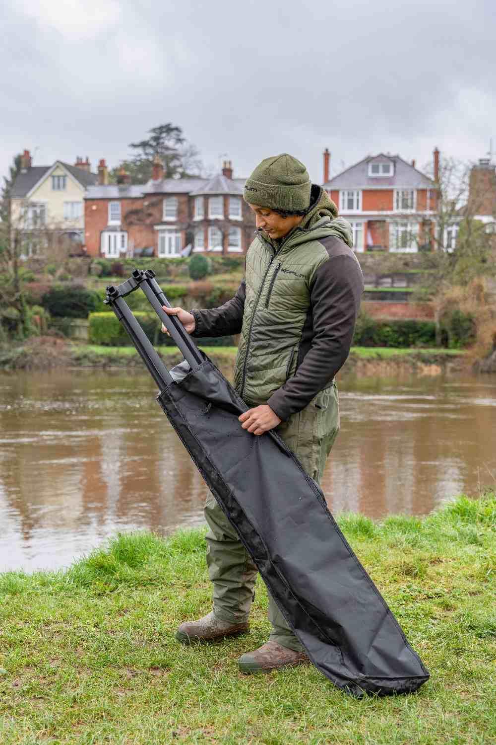 Korum Delux River Tripod 3 Rod Wide – Bild 5, jackets, beanie, folding chair, carrying case, outdoor gear