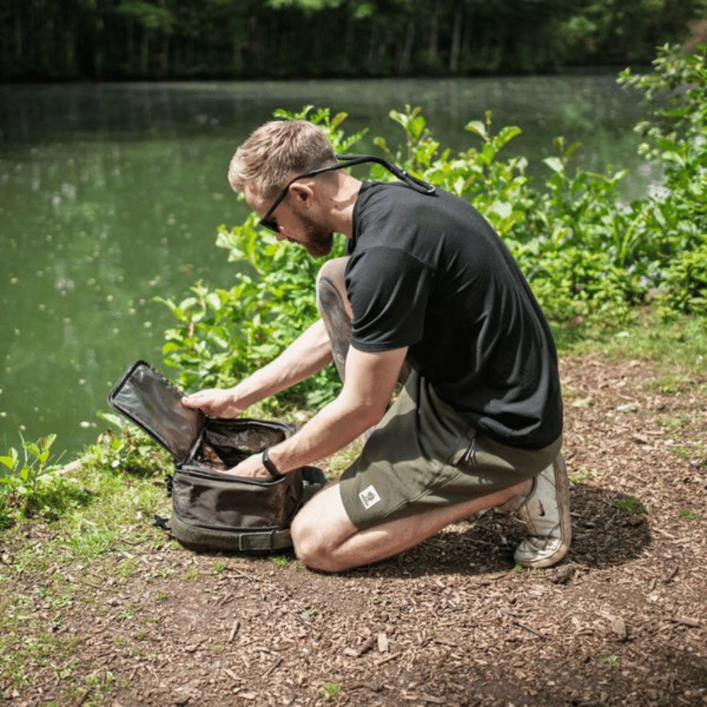 Person, Sitzen, Kurze Hose, Garten, Gartenarbeit