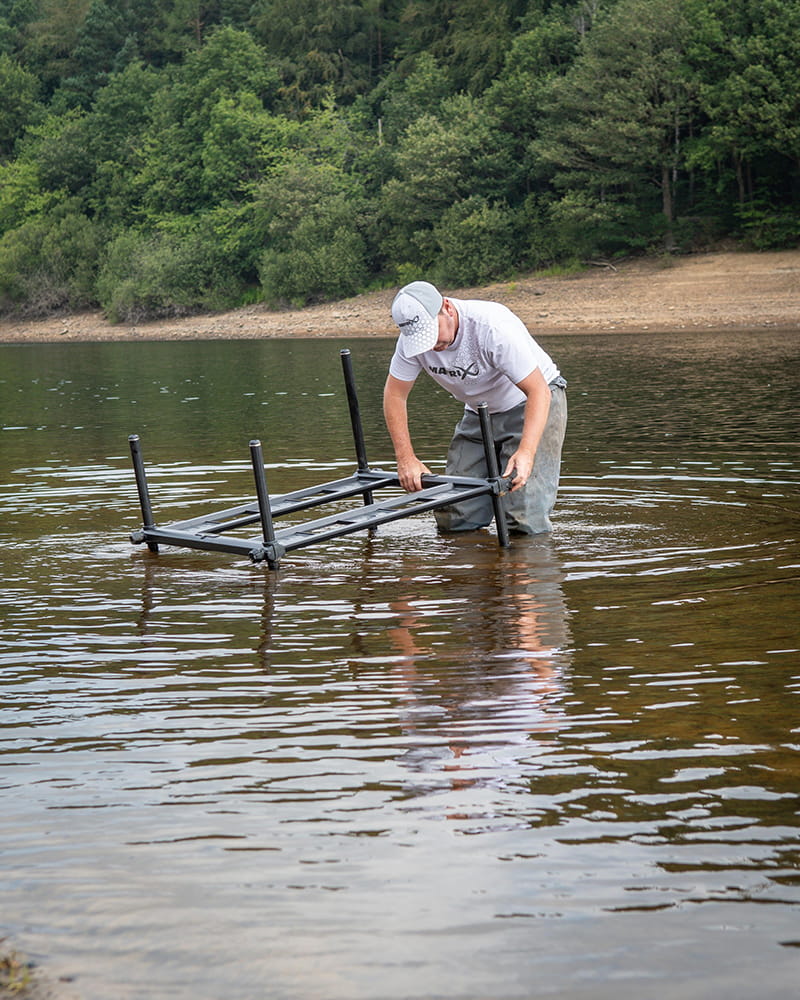Fox Matrix XR Duralite Platform – Bild 3, Tischgestell, Metallrahmen, Fluss/-See-Wasser, Outdoor-Setup, Fischer