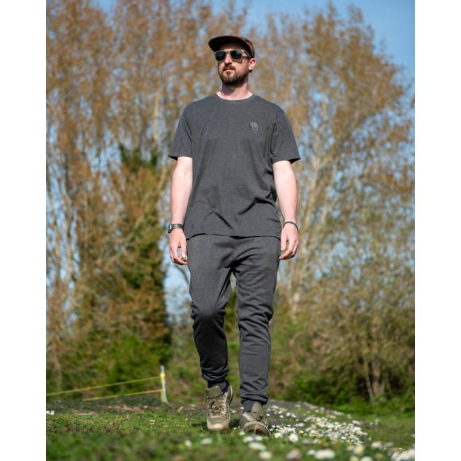 T-Shirt, Graue Kleidung, Casual Outfit, Hose, Sneaker/Schuhe