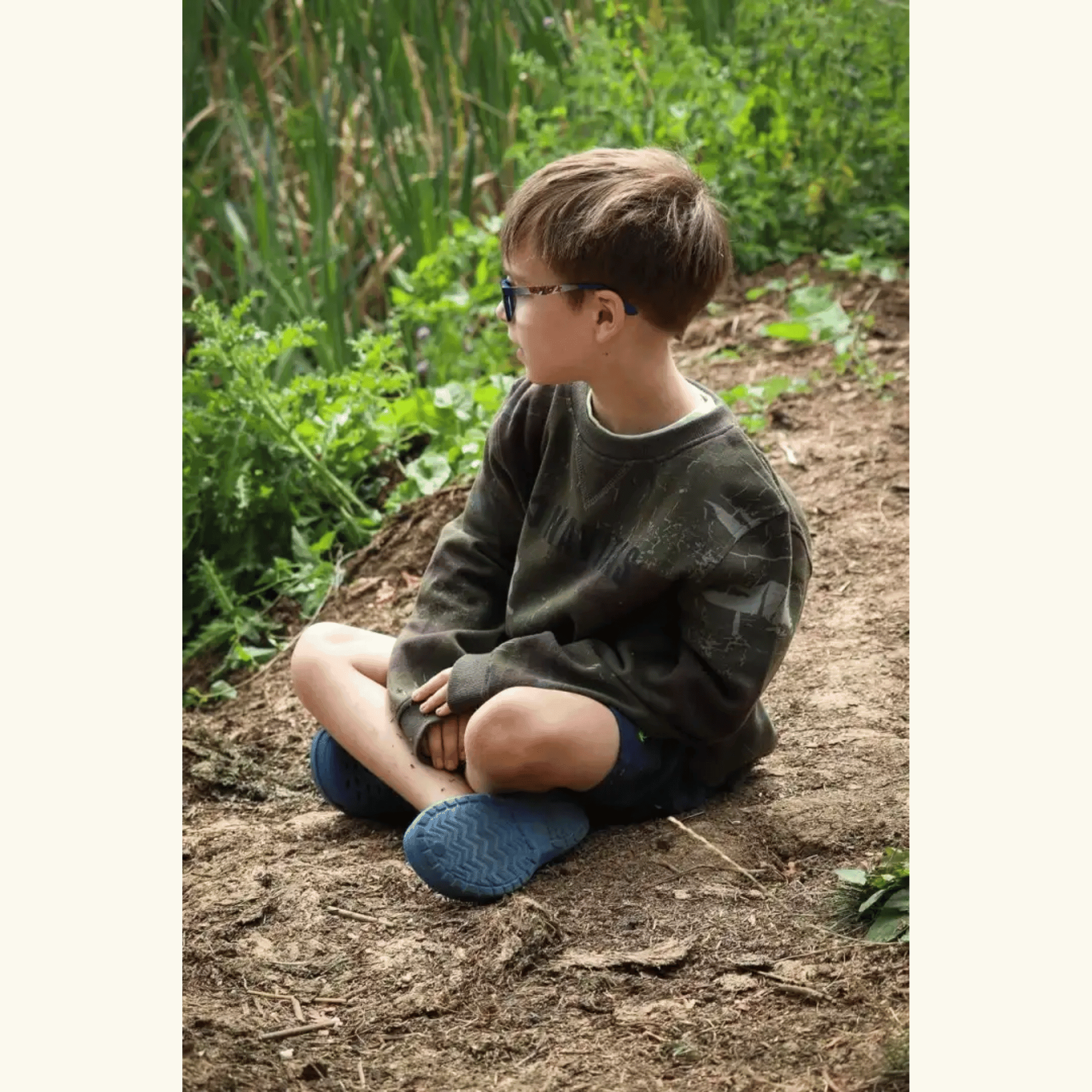 Kinder, Sweatshirt, Grünes Muster, Shorts, Sandalen, Brille