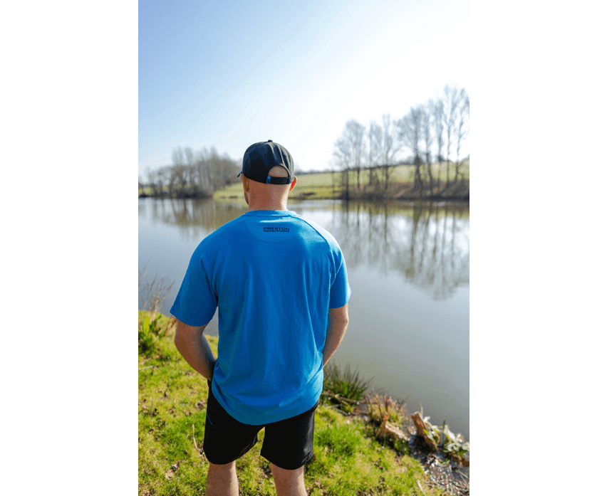 t-shirt, shorts, blau, Rückenansicht, T-Shirt mit Rundhalsausschnitt