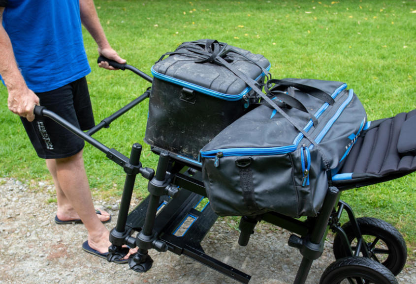 Rollstuhltransport, Laufrollstuhl, Tasche, Gepäck, Grasboden