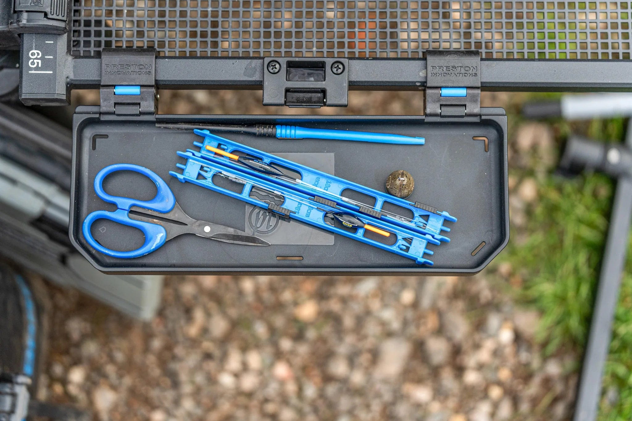 Preston Ventalite Clip On Tray, Angelzubehör, Vorfachwickler, Ködernadel, Angelschere, Blau-schwarz