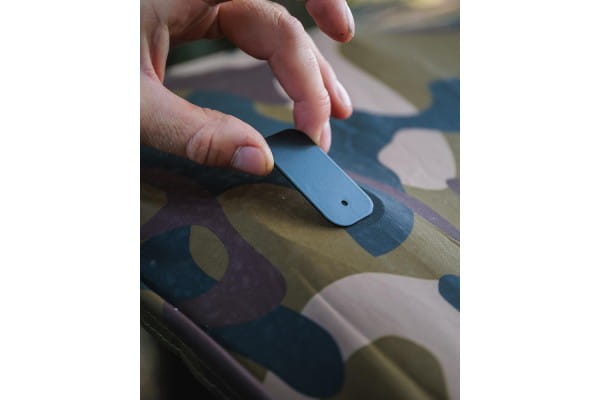 Fox Halo 200C Bivvy Light – Bild 9, camo pattern, plastic strap, button snap, blue tab, fabric pouch