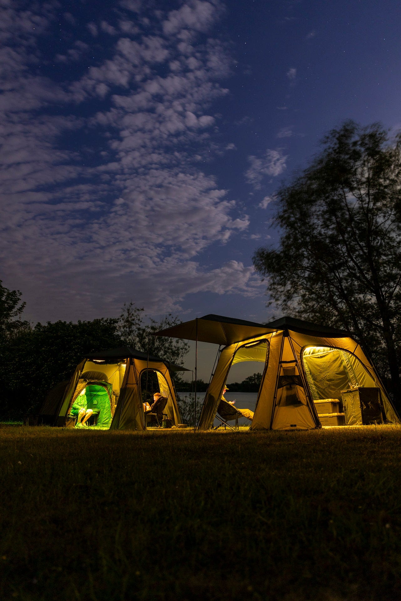 Zelte, Camping, Nachtansicht, Tagesausblick, Outdoor-Möbel