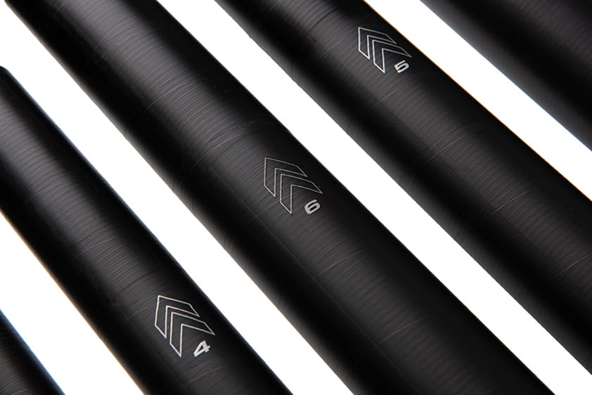 schwarze Rohre, röhren, matte Oberfläche, geometrisches Muster, metallic Logo