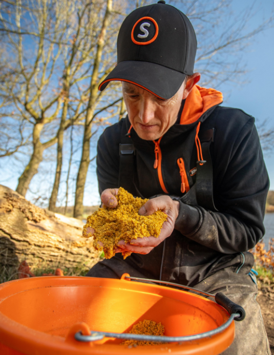 mins sand, orange bucket, mossy sand, outdoor activity, cap with S