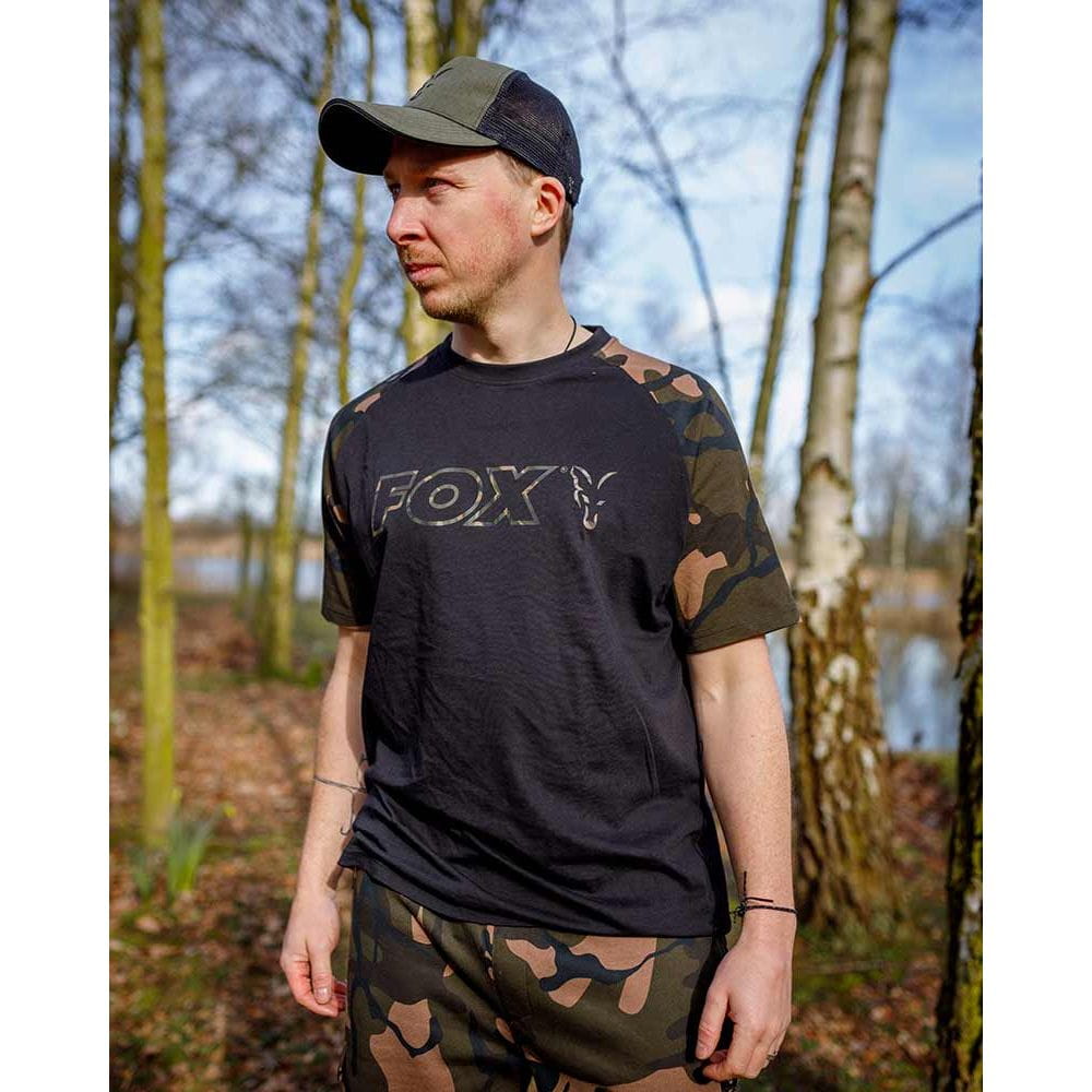 Fox Koszulka z nadrukiem Outline Czarna/Maskująca Mała Fox Koszulka z nadrukiem Outline Czarna/Maskująca Mała