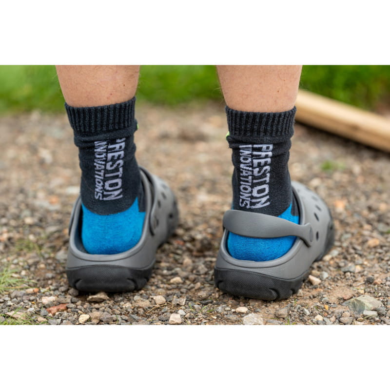 Preston Hydrotech Clogs Gr 44 – Bild 4, Crocs Sandalen, Rückansicht, Socken, Blaue Socken, Outdoor-Schuhwerk