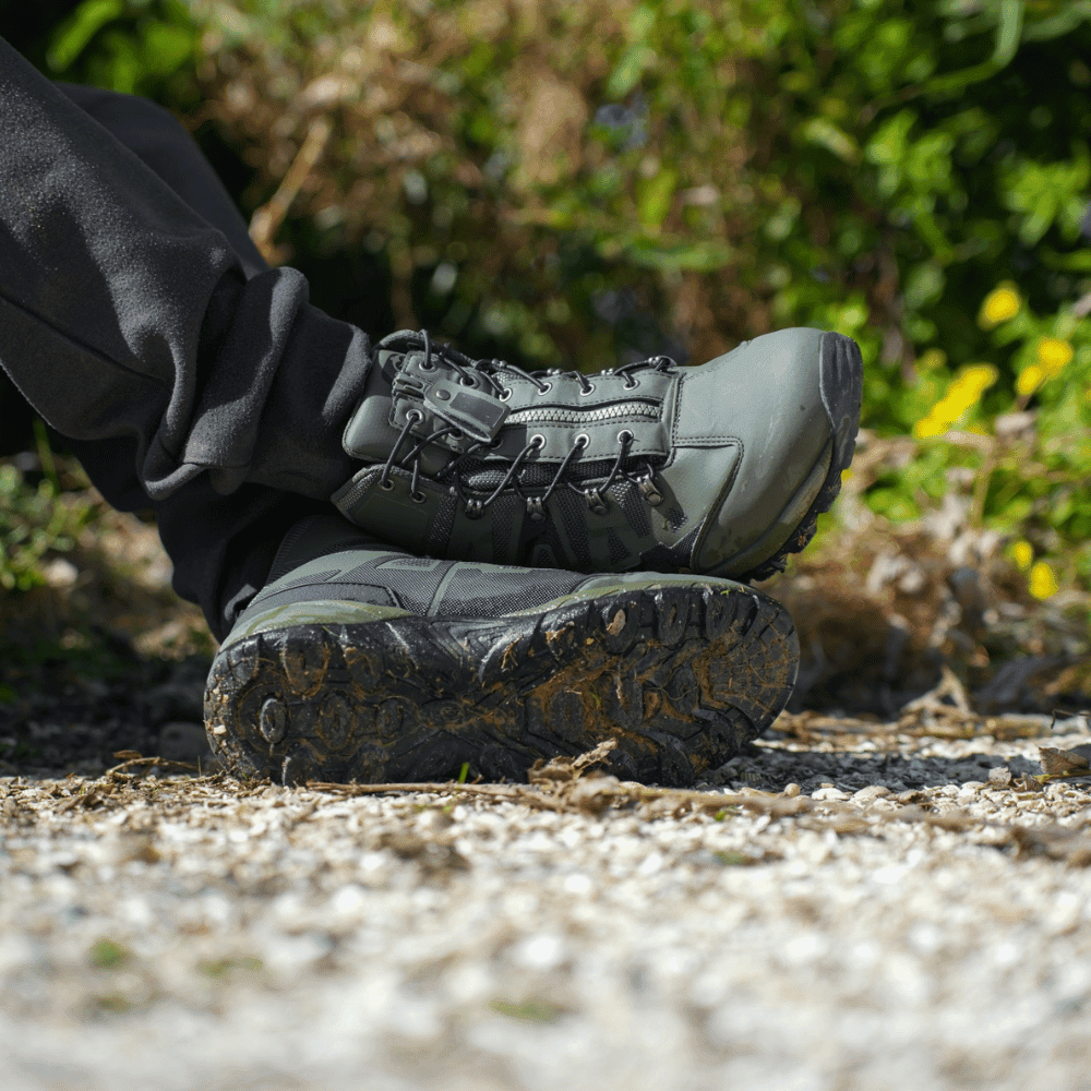 Schuhwerk, Schuh, Sneaker, Person, Baseball-Handschuh