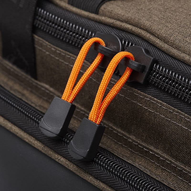 Savage Gear System Box Bag L 4 Boxes 18L, Reißverschluss, orange Zipper, Kordelzuglaschen, schwarze Kunststoffgriffe, olivbrauner Stoff