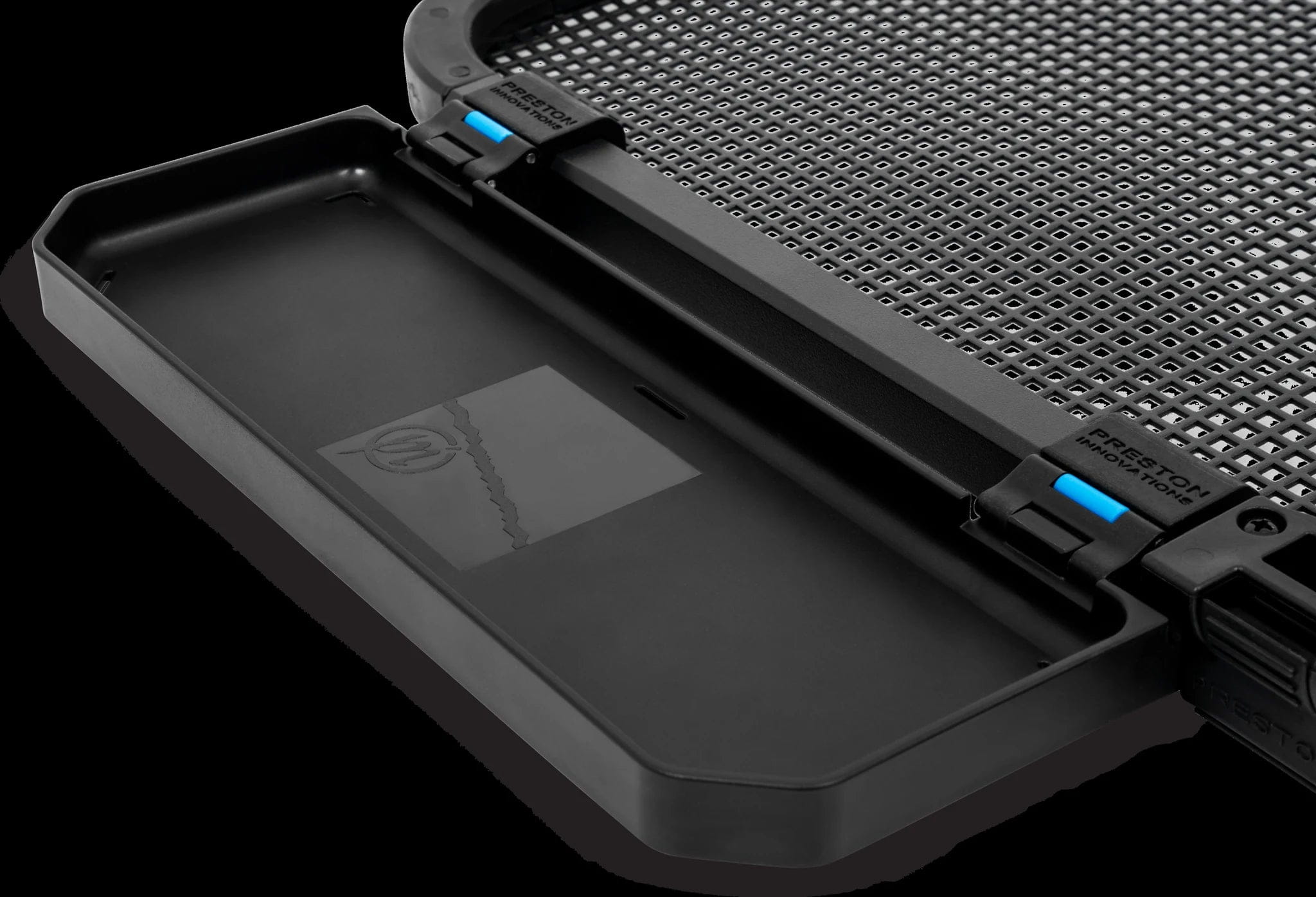 Preston Ventalite Clip On Tray – Bild 2, Tastatur-Handballenauflage, Kunststoff, Schwarz, Perforierte Oberfläche, Abnehmbare Ablage