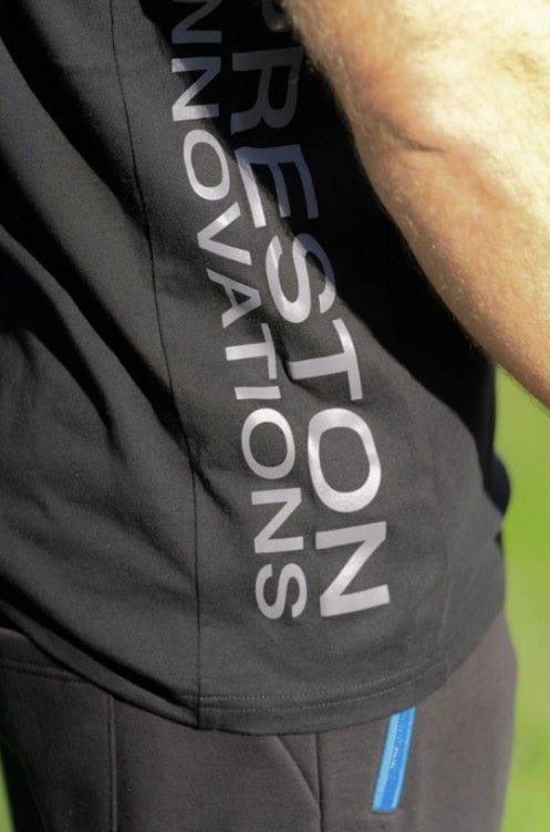 softshell, vest, schwarz, Text auf Ärmel, blauer Reissverschluss-Anhänger