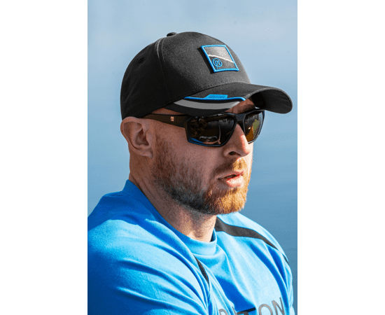 Baseballkappe, Schwarze Kappe, Blaue Akzente, Sonnenbrille, Bart