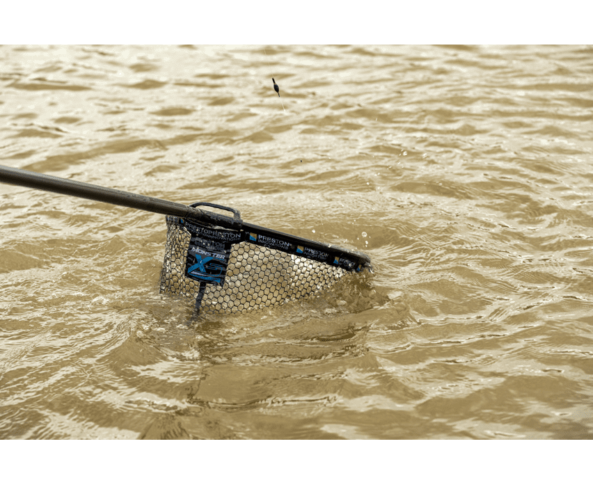Preston Monster XS Lift Net 24" - 60 cm – Bild 14, net, fishing net, landing net, lake water, metal frame