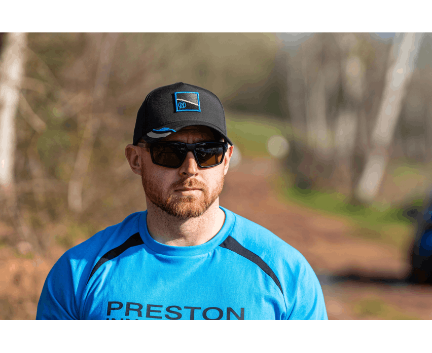 Baseball cap, Schwarze Kappe, Logo-Patch, Sonnenbrille, Blaues Shirt