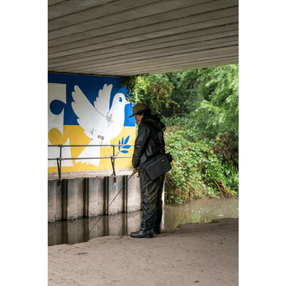 Angler, Angler Ausrüstung, Gummistiefel, Regenbekleidung, Tasche