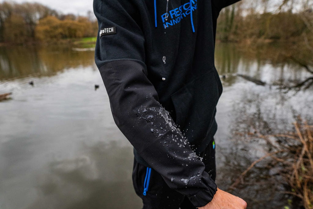 Notfalljacke, wasserdichte Jacke, dunkler Hoodie, Ärmel-Detail, Outdoor-Bekleidung