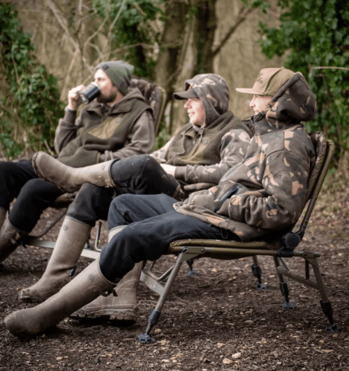 Camping chair, Camouflage hoodie, Stiefel, Outdoor-Bekleidung, Drei Personen