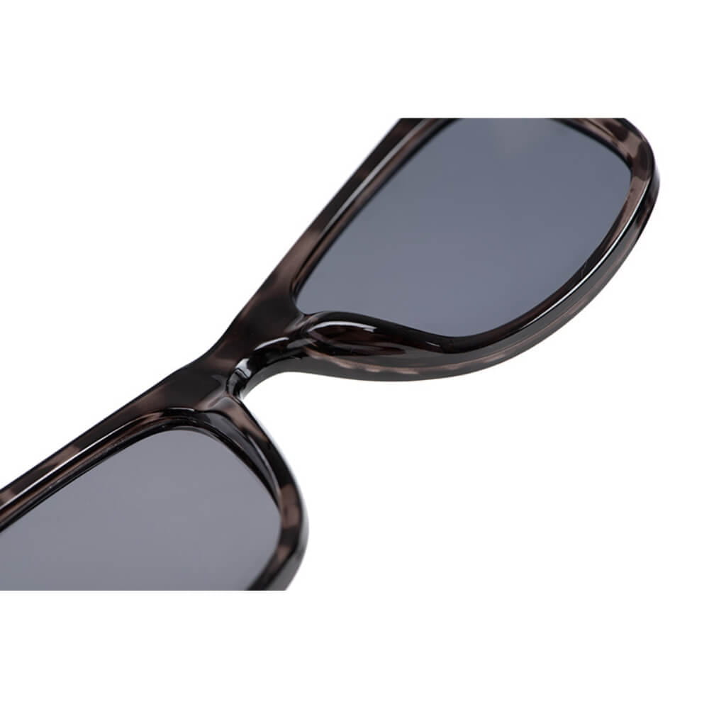 Sonnenbrille, dunkle Gläser, brauner Rahmen, quadratische Brille, Brillenaccessoire