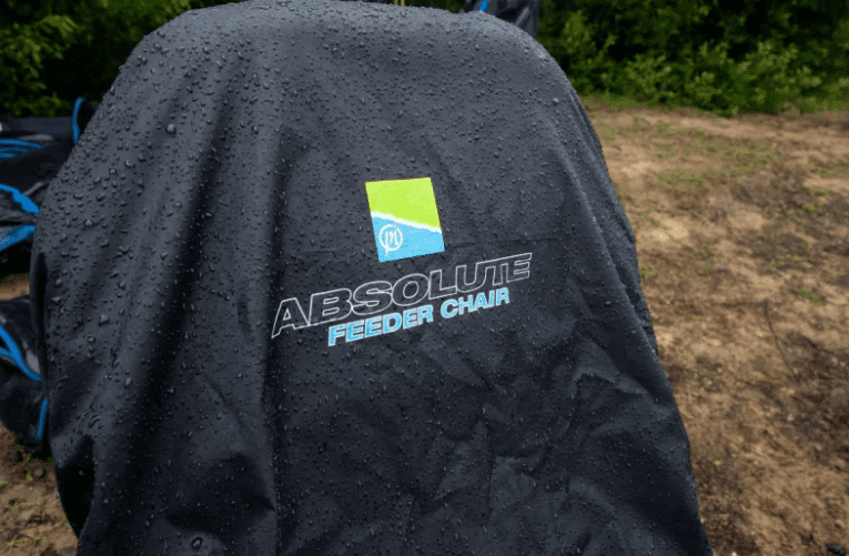 Bekleidung, Mantel, Logo, Person, Tasche