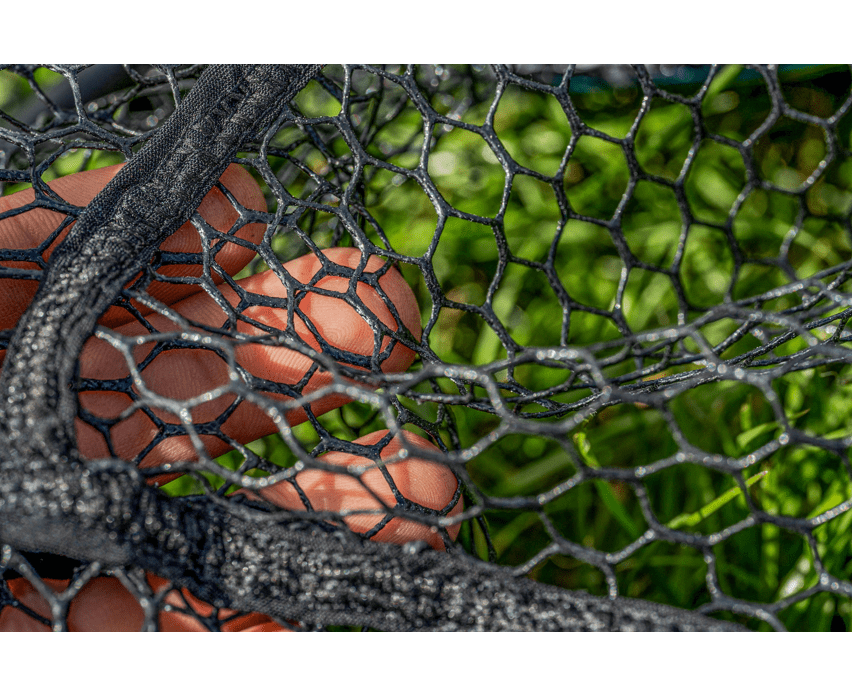Preston Monster XS Lift Net 24" - 60 cm – Bild 2, Gitterstruktur, Netz, Kunststoffnetz, Handholding, Gras im Hintergrund