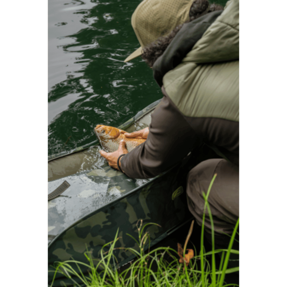 Fisch, Fischfang, Angler, Gummiboot, Kleidung camo