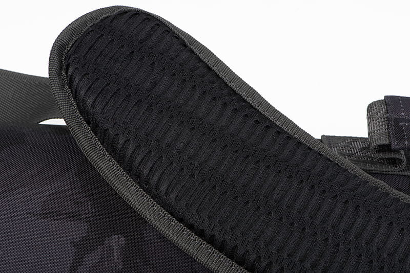 nlu104_rage_voyager_camo_1_45m_hard_rod_case_triple_strap_padding_detail