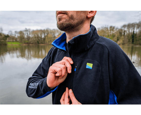 Fleecejacke,  Navyjacke, Reißverschluss-Tasche, Patches Logo, im Freien stehend