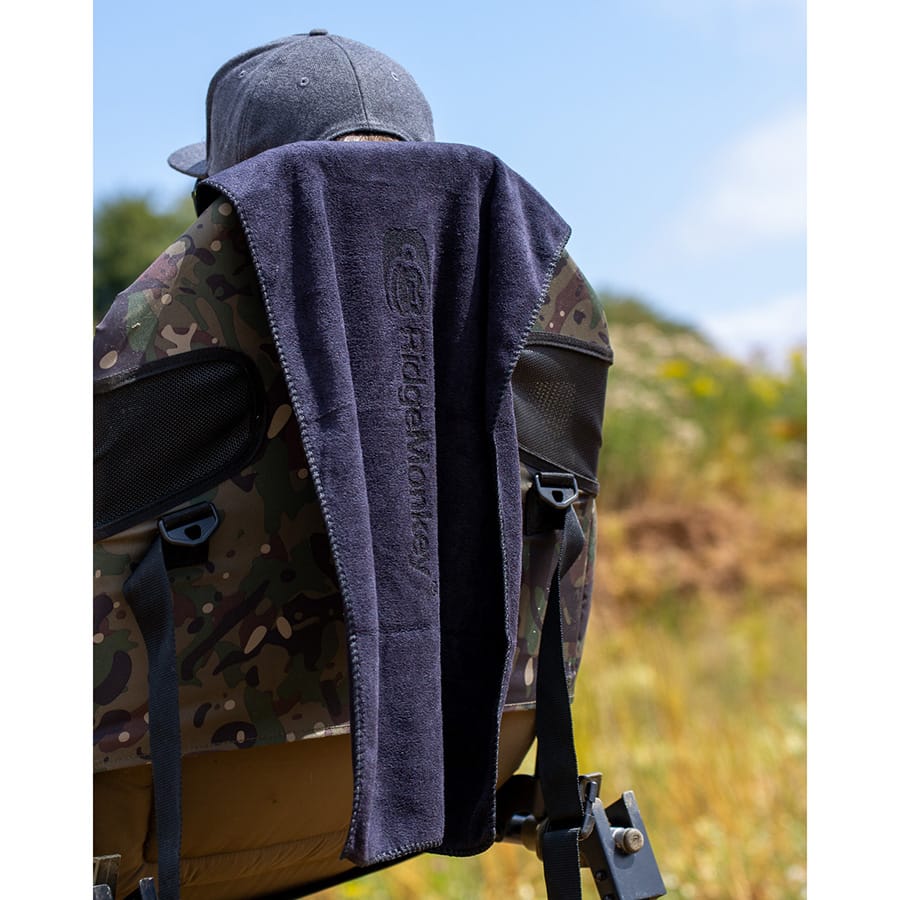 militärischer-rückenrucksack, tarnmuster, handtuch, rucksack-zubehör, blauer-kappe
