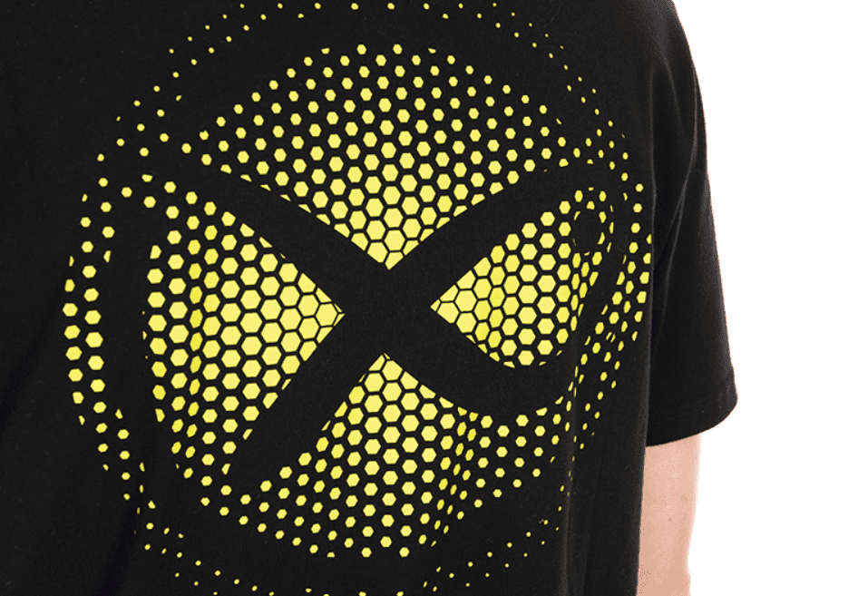 blackes t-shirt, gelbe punkte grafiken, rundes logo, kurzärmlig, muster t-shirt