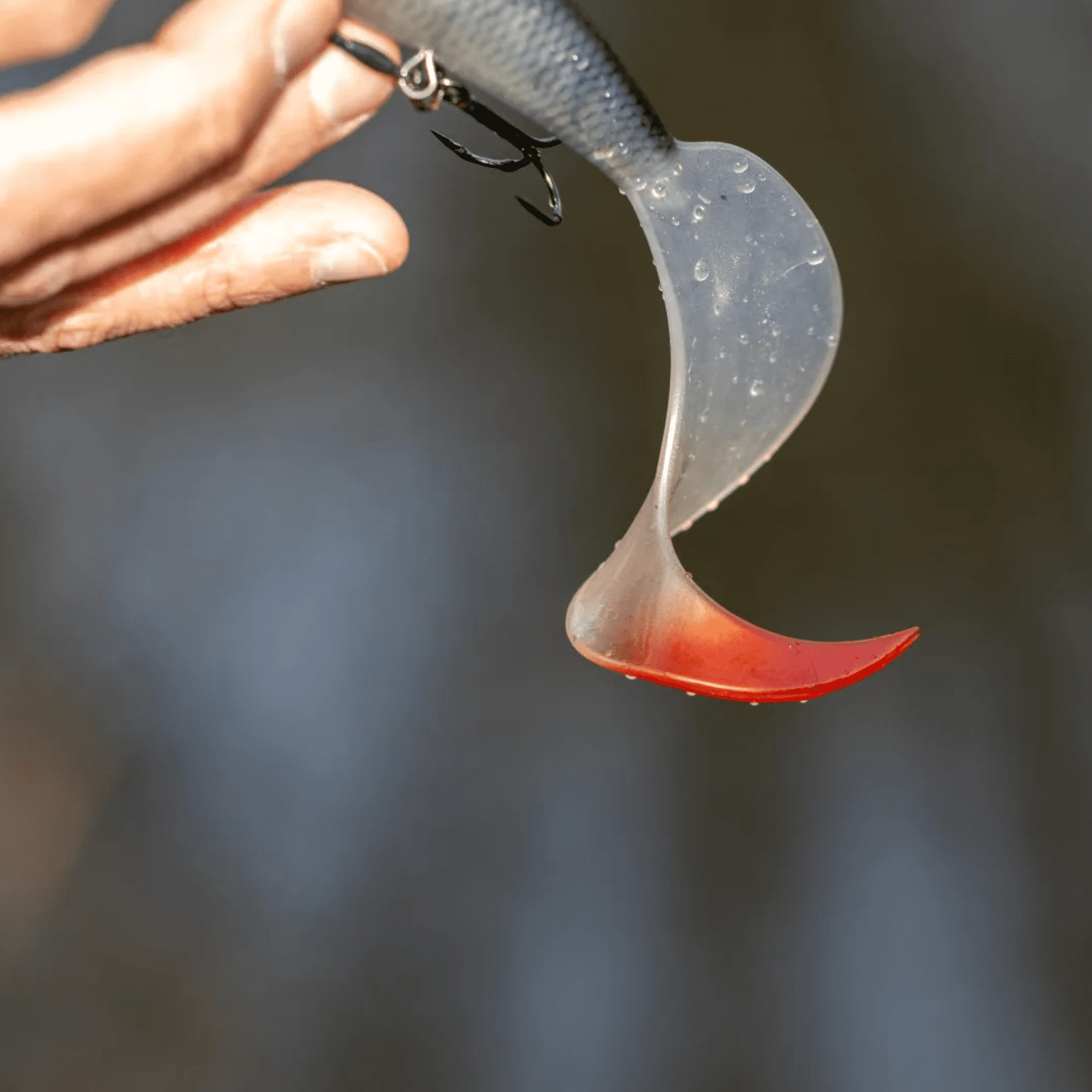  Angelrute, Weichplastik, Haken, roter Schwanz, gekrümmte Klinge
