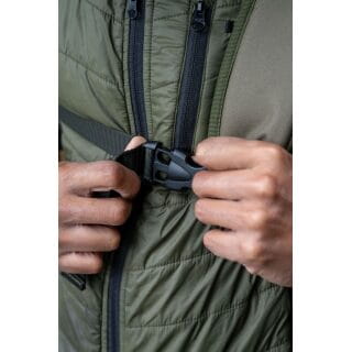 Korum Progress Ruckchair SS – Bild 4, reissverschluss, taillierte jacke, militärgrün, dicht gewebt, reissverschlussband