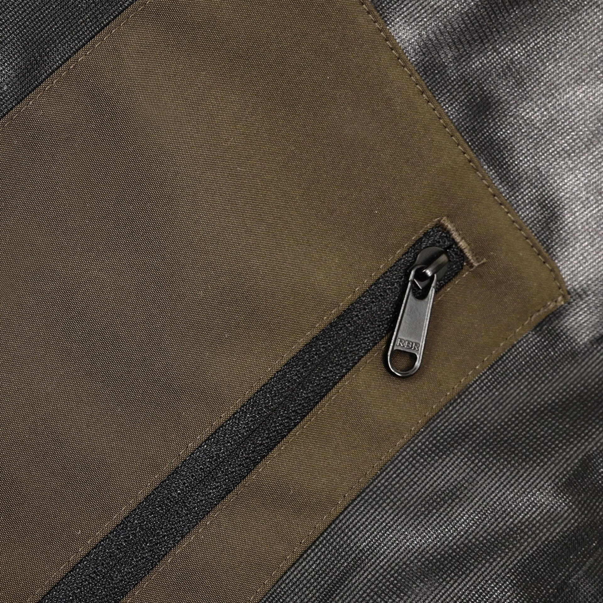 Prologic Signature Waterproof Jacket XL – Bild 5, Reißverschluss, Reißverschluss-Griff, braunes Gewebe, schräger Naht, Tasche Reißverschluss
