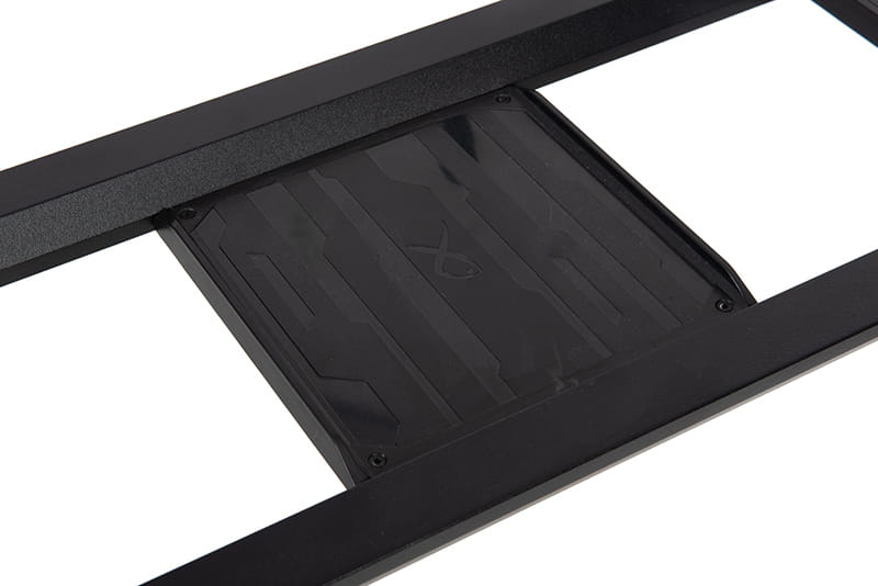 Fox Matrix XR Duralite Platform – Bild 13, Metallrahmen, schwarze Ablage, zentraler Schlitz, rechteckiger Rahmen, Befestigungsbasis