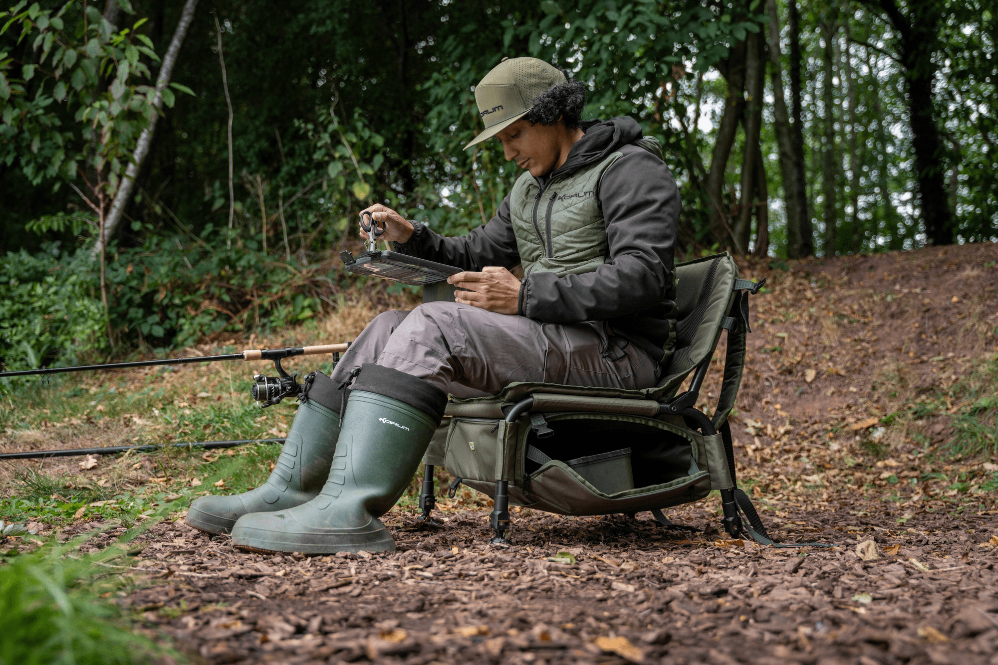 Korum Progress Ruckchair SS – Bild 2, angler, fishing, boots, pants, jacket