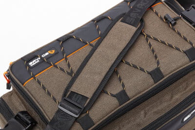 Savage Gear System Box Bag L 4 Boxes 18L – Bild 4, Ausrüstungstasche, Schultergurte, graubraunes Gewebe, orange Akzente, Gurtbandnetz