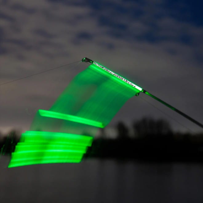 Leuchtsignal, Lichtfahne, Nachtaufnahme, Grün, Fliegende Fahnen