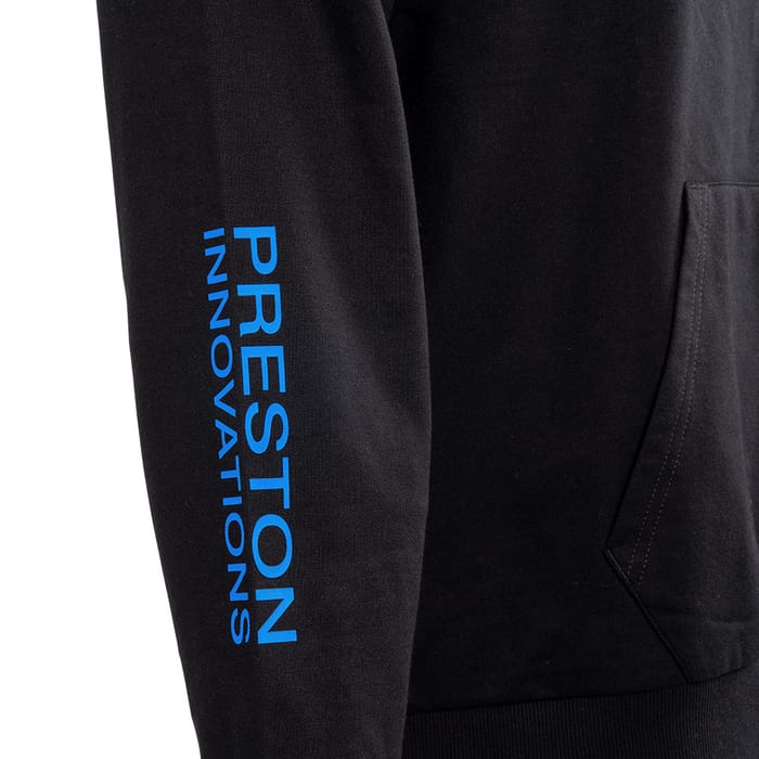 hoodie, schwarz, Tasche, blauer text, Logo Ärmel