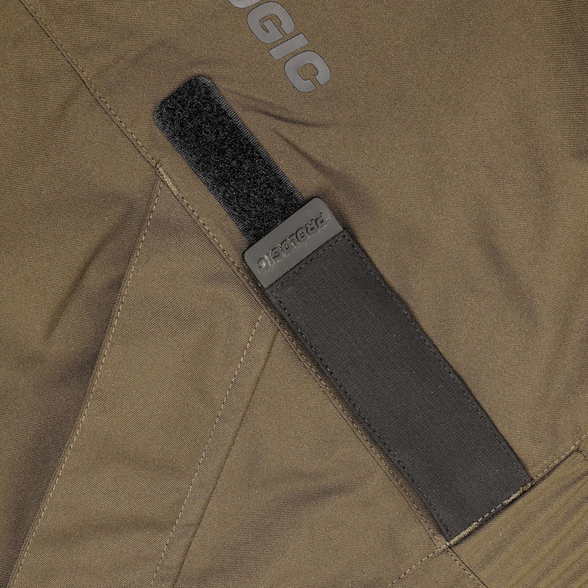 Prologic Signature Thermal Suit Bib/Brace 2teilig XXL – Bild 7, Hose, Tasche, Klettverschluss, Kunststoffclip, Khaki