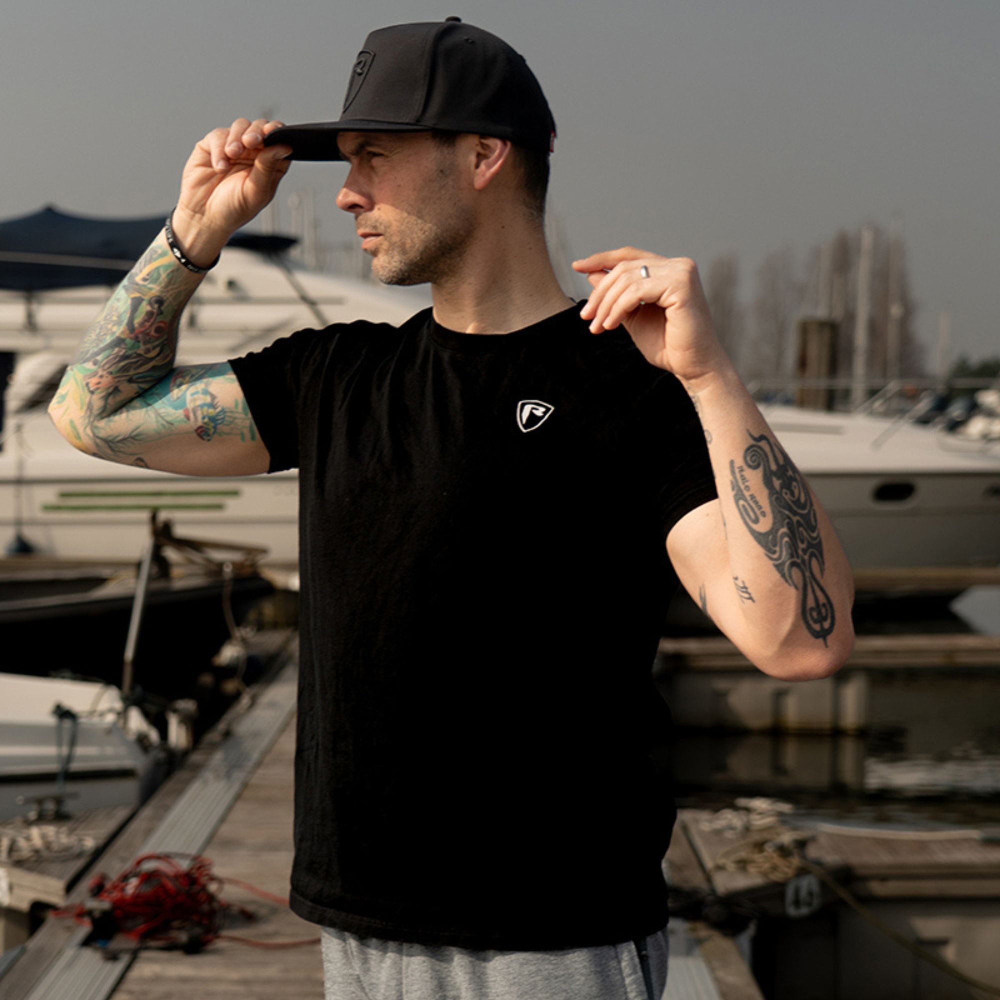 t-shirt, schwarz, kurzarm, tattoosiert, cap